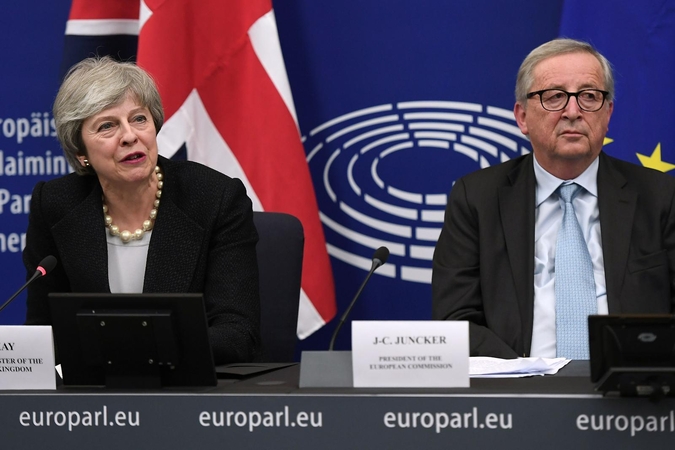 Theresa May ir Jeanas-Claude'as Junckeris