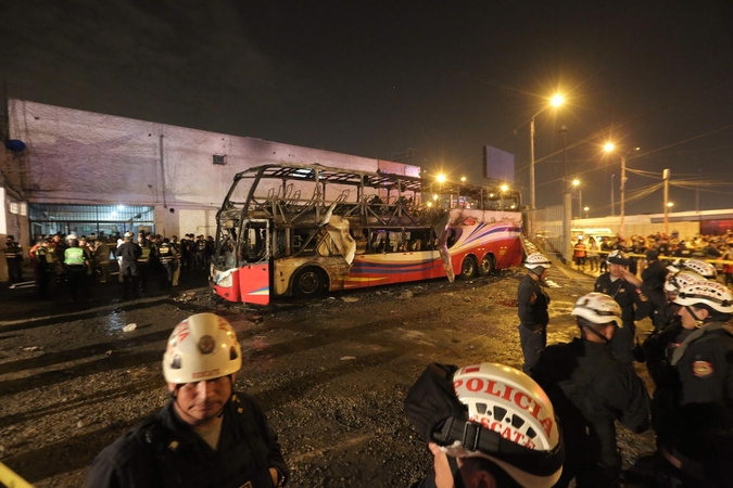 Peru užsiliepsnojus autobusui žuvo mažiausiai 20 žmonių