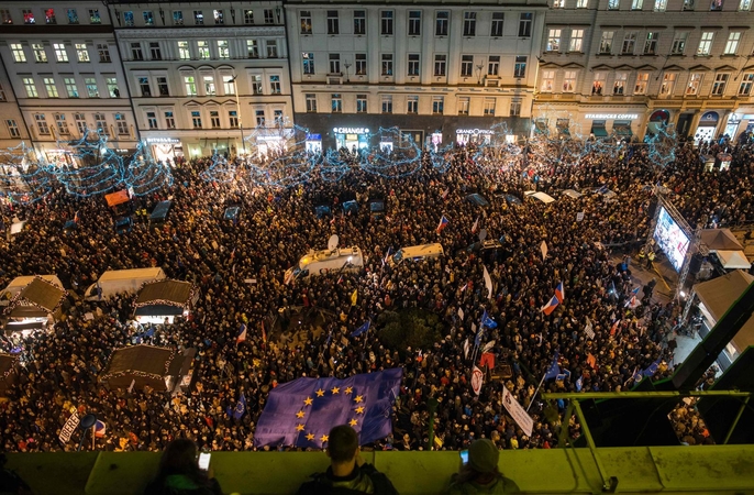 Dešimtys tūkstančių protestuotojų ragino Čekijos premjerą atsistatydinti