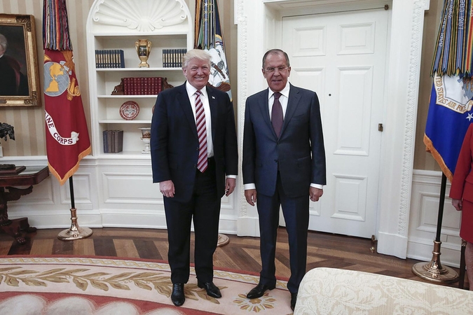 Ar D. Trumpas įvykdė nusikaltimą, pasidalijęs slapta informacija su Rusija?