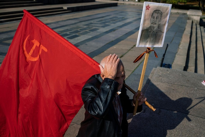 Lenkijoje baigiamas griauti sovietų pergalę kare šlovinantis paminklas