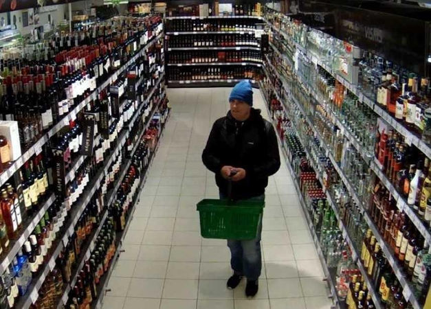 Kas iš parduotuvės nugvelbė keturis butelius alkoholinių gėrimų?