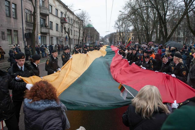 Kauniečiai Kovo 11-ąją išskleidė pusės kilometro trispalvę