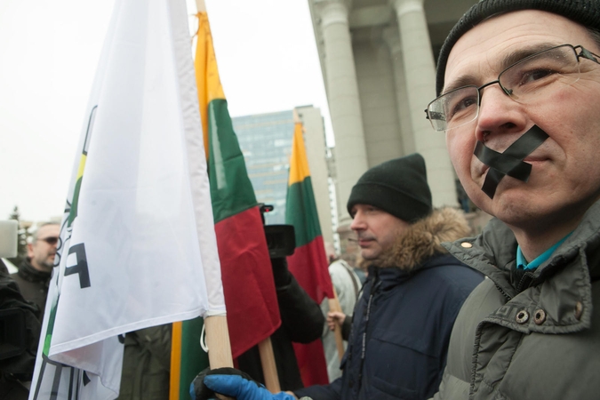 Protestuojantys policijos pareigūnai lipnia juosta užsiklijavo burnas