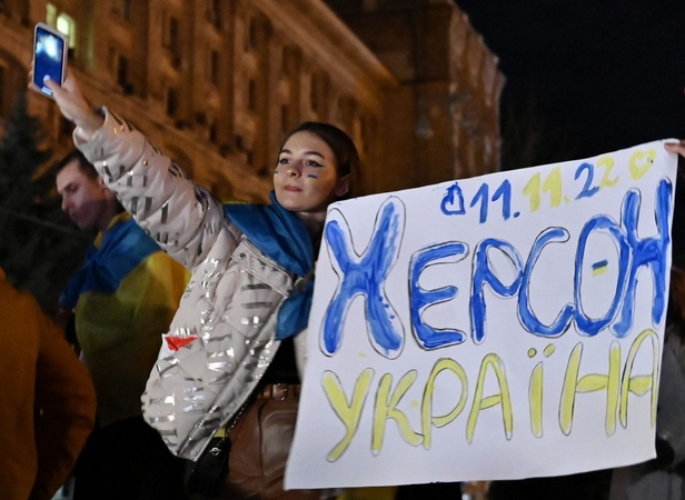 Ukrainos pajėgas kelyje į Chersoną pasitiko šypsenos, gėlės ir rusų paliktos minos