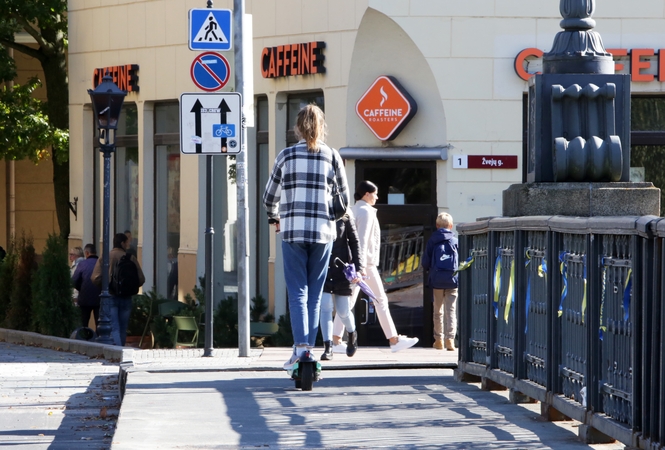 Eismas: ne visi paspirtukininkai laikosi saugumo taisyklių, dažnas nedėvi šalmo ir nepraleidžia pėsčiųjų.