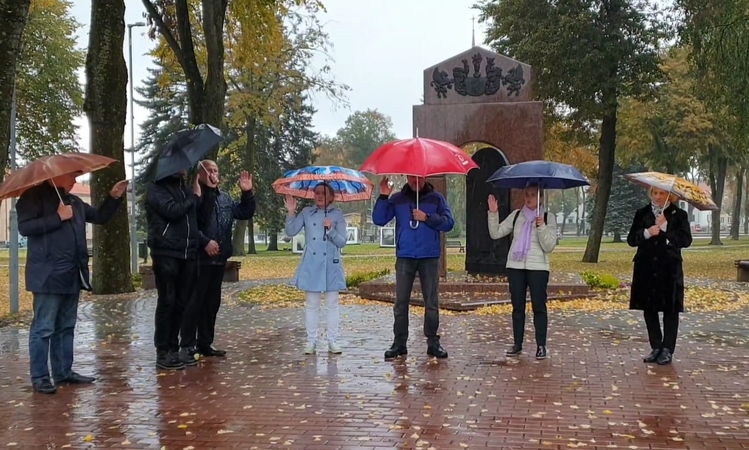 Prašymai: kretingiškių būrelis kiekvieną dieną kreipiasi į Dievą, prašydamas taikos, karo baigties ir palaimos.