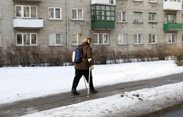 Pavojinga: šiomis dienomis vaikštinėjant slidžiais keliais galima patirti įvairių traumų.