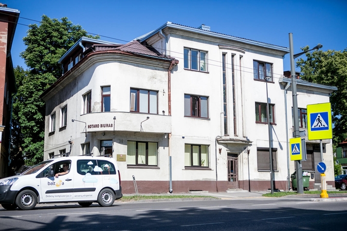 Bauginanti tyla: namas Žaliakalnyje tarsi kabo ore