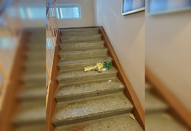 Įrodymas: jaunuoliai, laiptinėje paliekantys šiukšles, siutina kaimynus.