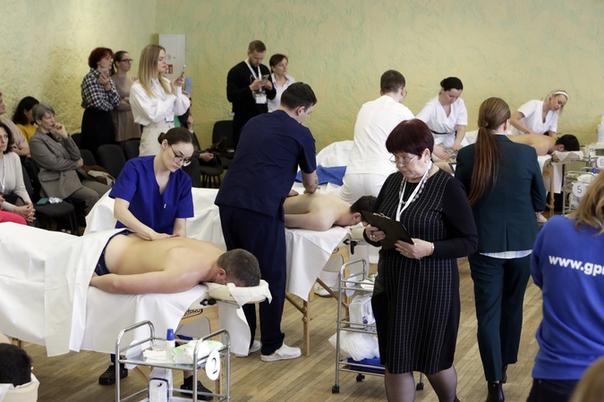 Vertinimas: komisijos nariai (centre – A.Gudeliauskienė) atidžiai stebėjo konkurso dalyvių darbą.