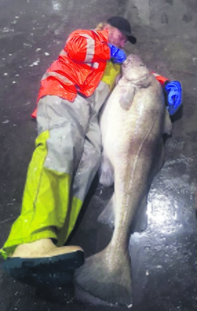 Laimikis: T.Larsenas šalia 55,5 kg menkės.