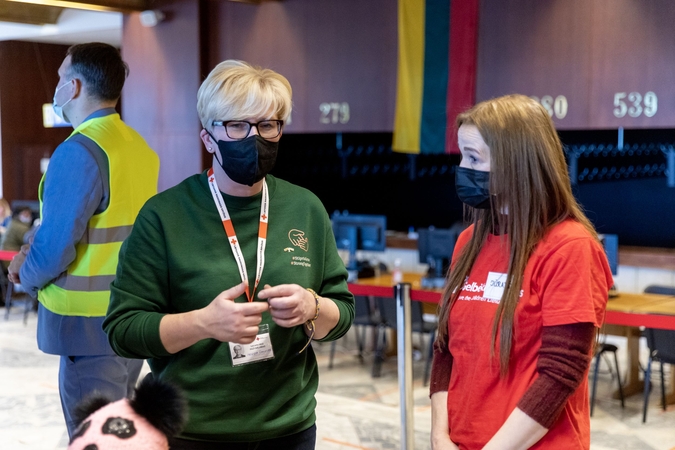 Premjerė aplankė ukrainiečių registracijos centrą Alytuje, padėjo savanoriams