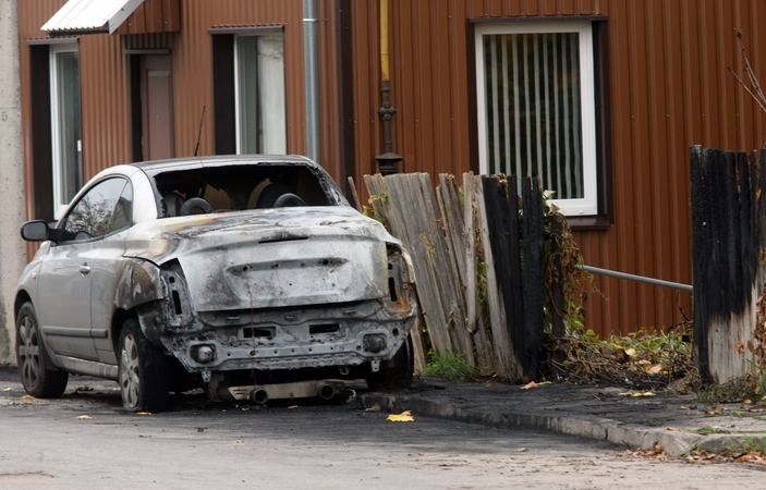 Naktį Žaliakalnyje liepsnojo du automobiliai
