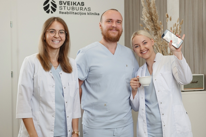 Kineziterapeutai-masažuotojai Monika Simaitienė, Lukas Peštenis, klinikos įkūrėja – vadovė Karolina Norkutė.