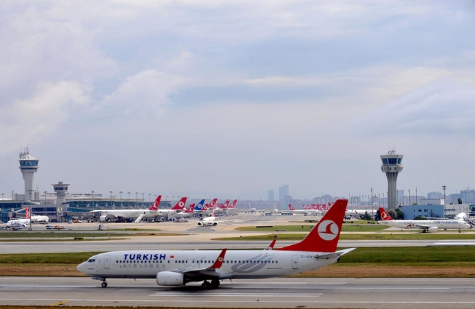 Turkijos lėktuve mirė ryšiais su IS įtariamos deportuojamos moters kūdikis