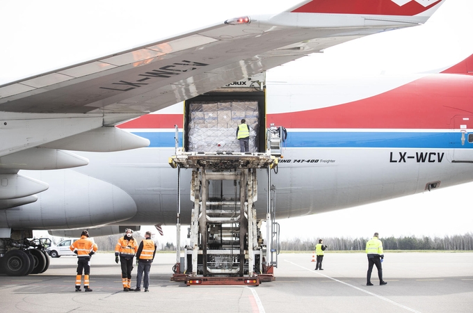 Į Lietuvą atskraidinta dar viena apsaugos priemonių siunta