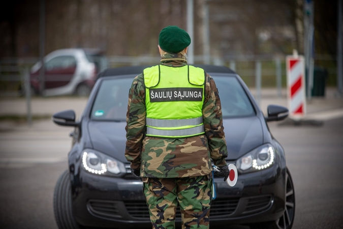Policijai savaitgalį budėti kelių blokavimo postuose padės daugiau nei 300 šaulių