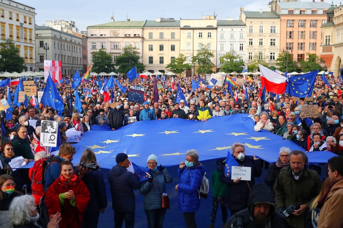 Lenkijoje dešimtys tūkstančių žmonių reiškė palaikymą šalies narystei ES