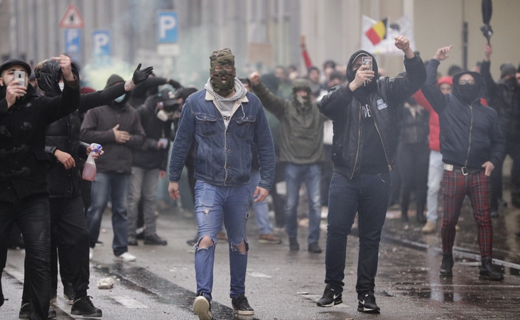 Savaitgalį į protestus prieš koronaviruso ribojimus visoje Europoje rinkosi tūkstančiai žmonių