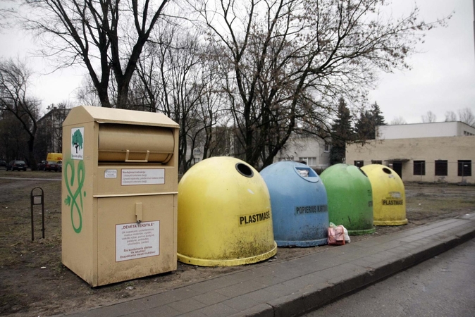 Ministras: save izoliavę žmonės šiukšlių į konteinerius nešti negali