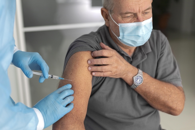 Izraelyje senjorai ir medikai galės gauti ketvirtąją vakcinos nuo COVID-19 dozę