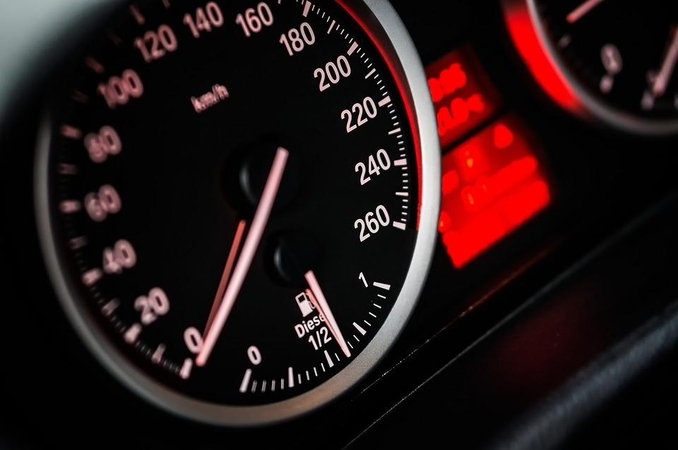 „Lexus“ vairuotojas greitį viršijo beveik 60 km/h