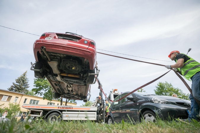 Vilniuje iš kiemų pradėti vežti nenaudojami automobiliai