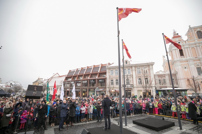Vilnius jau švenčia: iškeltos vėliavos, atidaryta paroda