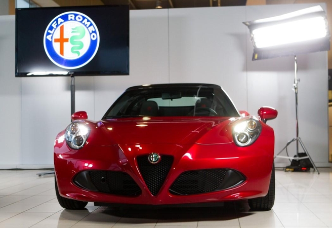 Lietuvoje pristatytas grakštus ir galingas „Alfa Romeo“ kabrioletas „4C Spider“