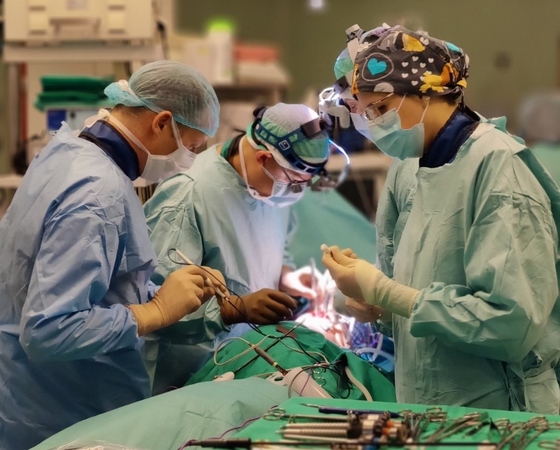 Santaros klinikos: dvylikamečiui pacientui iškrypęs stuburas tiesintas nauju metodu