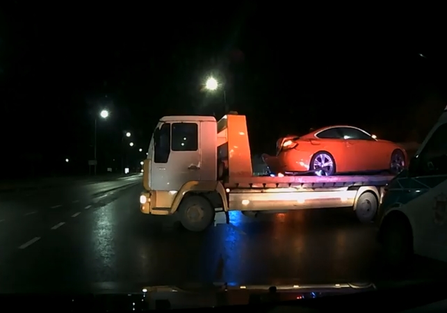 Veiverių gatvėje BMW rėžėsi į tvorą, dvi moterys išvežtos į ligoninę