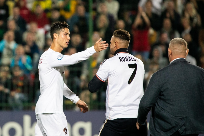 Į aikštę įbėgęs futbolo aistruolis priklaupė prieš C. Ronaldo