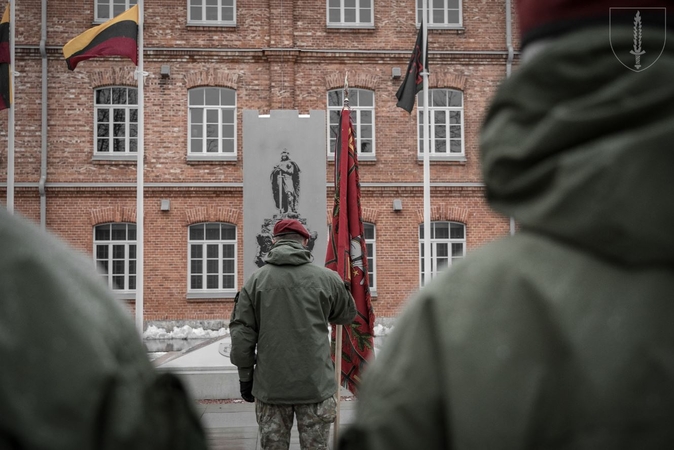 Viename iš „Aitvarų“ dalinių – kovinės vėliavos įteikimo ceremonija 