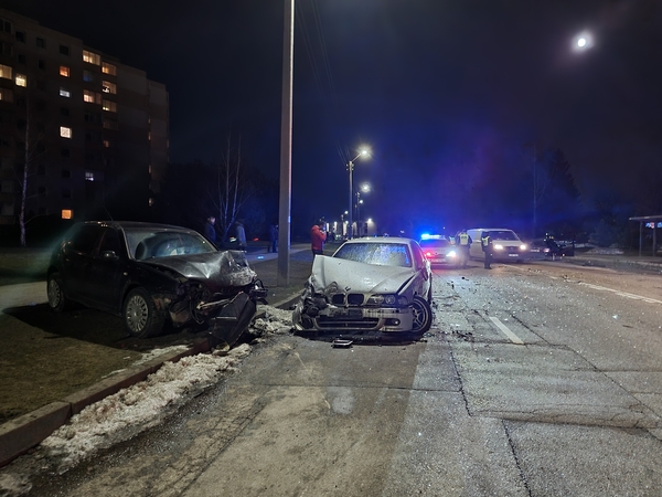 Avarija Baltijos gatvėje: žmonės nesužaloti, bet daug stipriai sudaužytų automobilių
