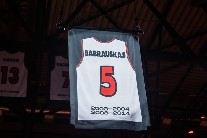 Stepono Babrausko marškinėliai pakelti į arenos palubes