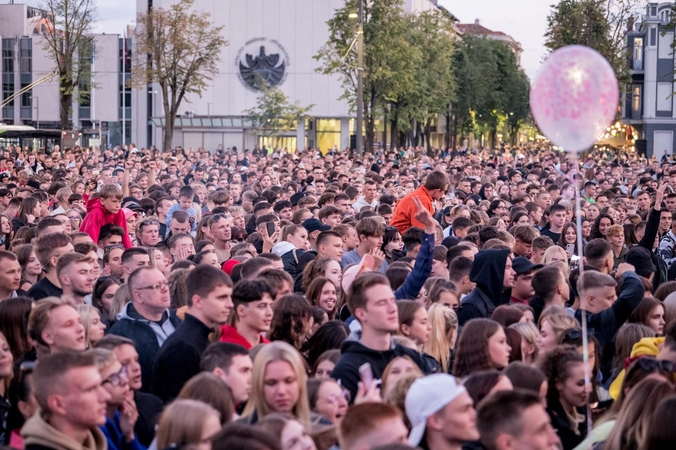 E. Anusauskaitė - Young laužo tradicijas dėl šventinės puokštės