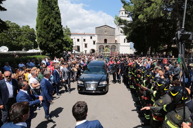 Italijoje laidojamas pareigūnas, kurio nužudymu įtariami du paaugliai iš JAV