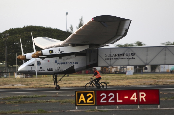Saulės energija varomas lėktuvas „Solar Impulse“ baigė istorinį skrydžio etapą