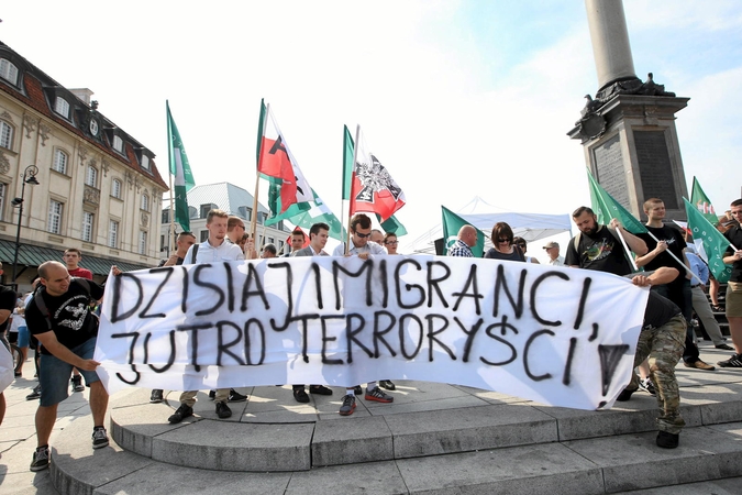Varšuvoje įvyko migrantų šalininkų ir priešininkų demonstracijos