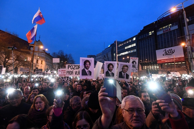 Dešimtys tūkstančių protestuojančių slovakų reikalauja pokyčių vyriausybėje