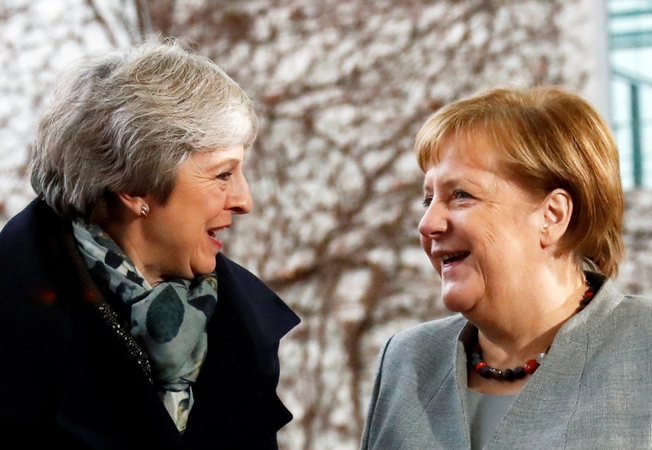 Theresa May ir Angela Merkel