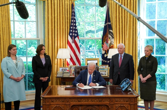 Karas: J. Bidenas pasirašė lendlizo Ukrainai įstatymą