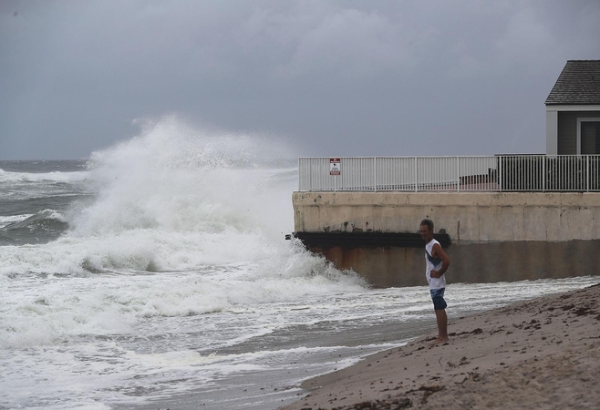 Prie Floridos artėjantis uraganas „Matthew“ susilpnėjo iki trečios kategorijos