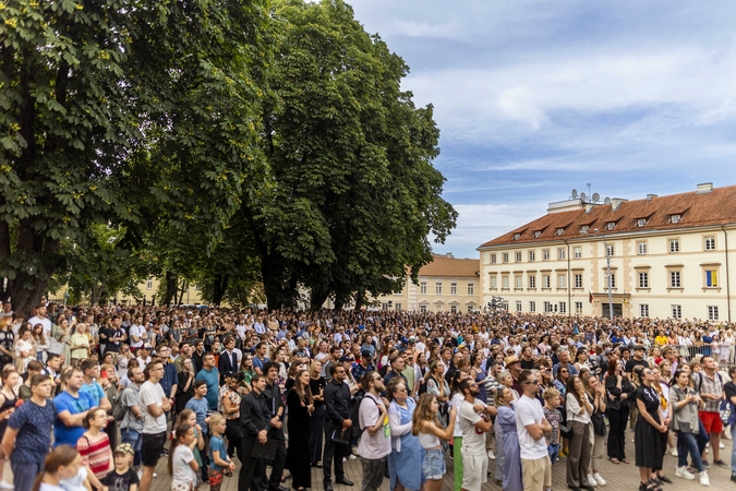 „Nuostabus jausmas“: tūkstančiai lietuvių stebėjo J. Bideno kalbą Vilniuje