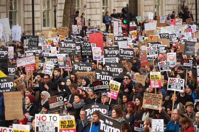 Londone tūkstančiai demonstrantų protestavo prieš D. Trumpo vizitą