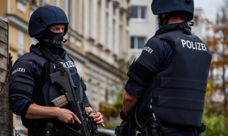 Austrija skelbia išardžiusi teroristų kuopelę, įtariamą ryšiais su „Islamo valstybe“