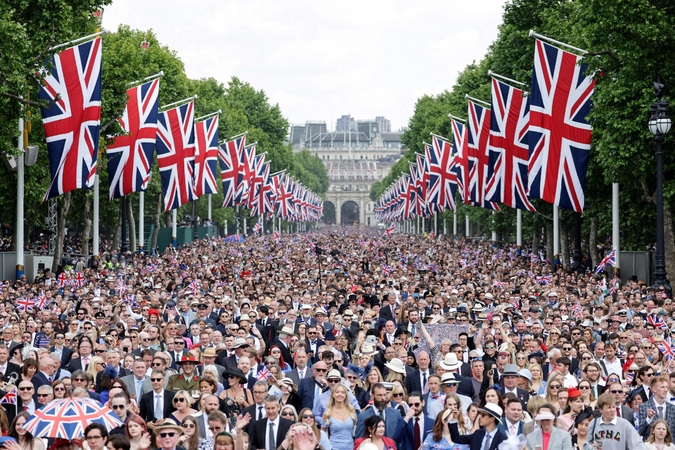 Elizabeth II valdymo jubiliejaus minėjimo pirmą dieną karalienę sveikino minios žmonių