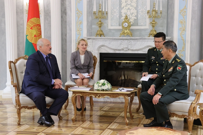 Aliaksandras Lukašenka (kairėje) ir Li Shangfu (dešinėje)