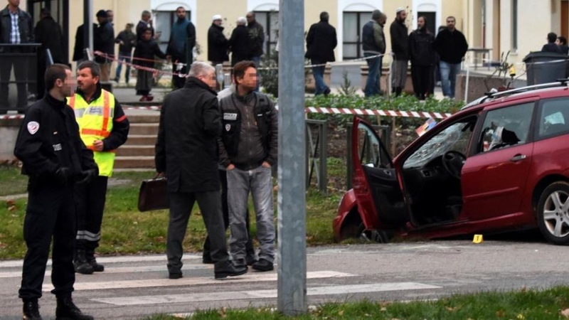 Prancūzijoje pašautas vairuotojas, nukreipęs automobilį į mečetę saugojusius karius